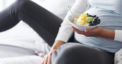 Qué alimentos ayudan a regular la ingesta y el tránsito intestinal durante el embarazo