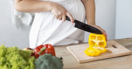 pregnant-woman-cutting-vegetables
